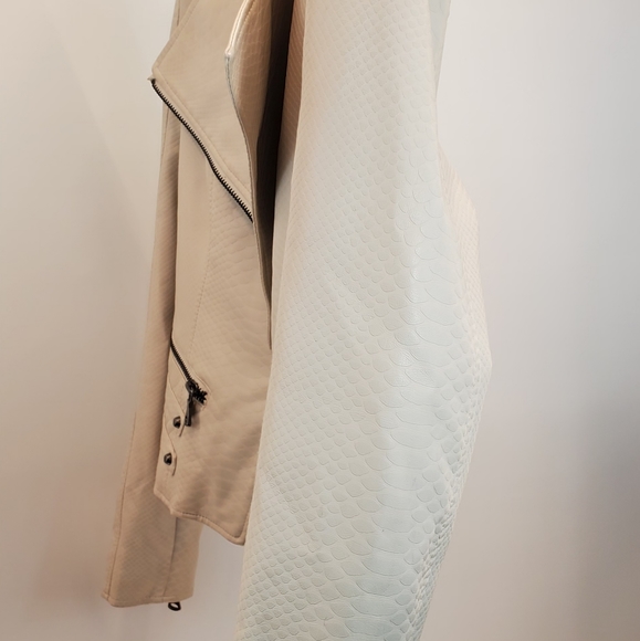 COPY - GUESS SNAKESKIN VEGAN CREME MOTO JACKET, SZ LRG - Picture 12 of 13
